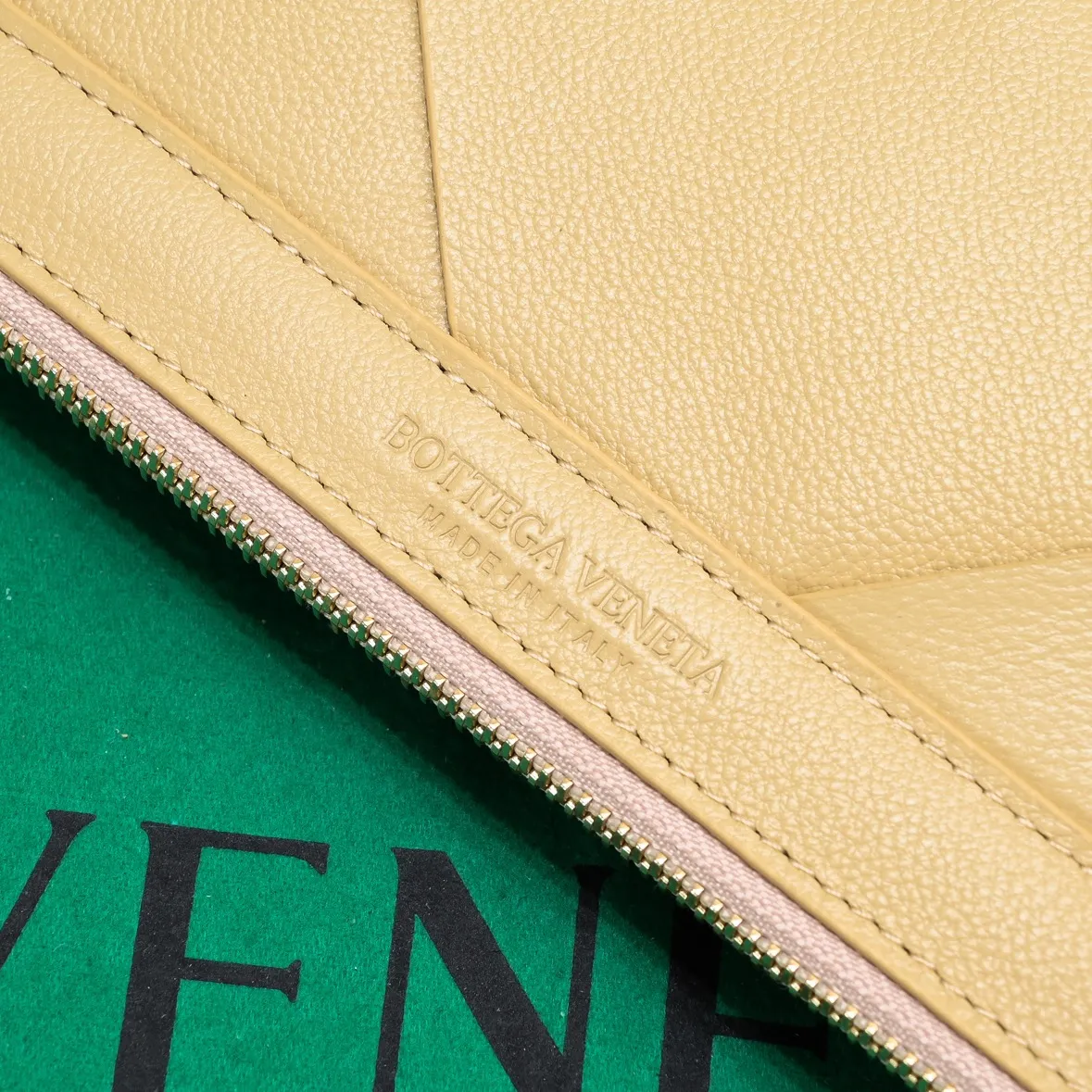 B's new lightweight shape-changing design handbag, suitable for both men and women, suitable for daily use, from small woven to large woven, simple and easy to wear, the leather has the best feel, a worth buying item, size 35*19*1cm [6689#]